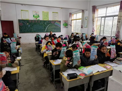 怀宁县雷埠初中为学生发放冬季防寒用品
