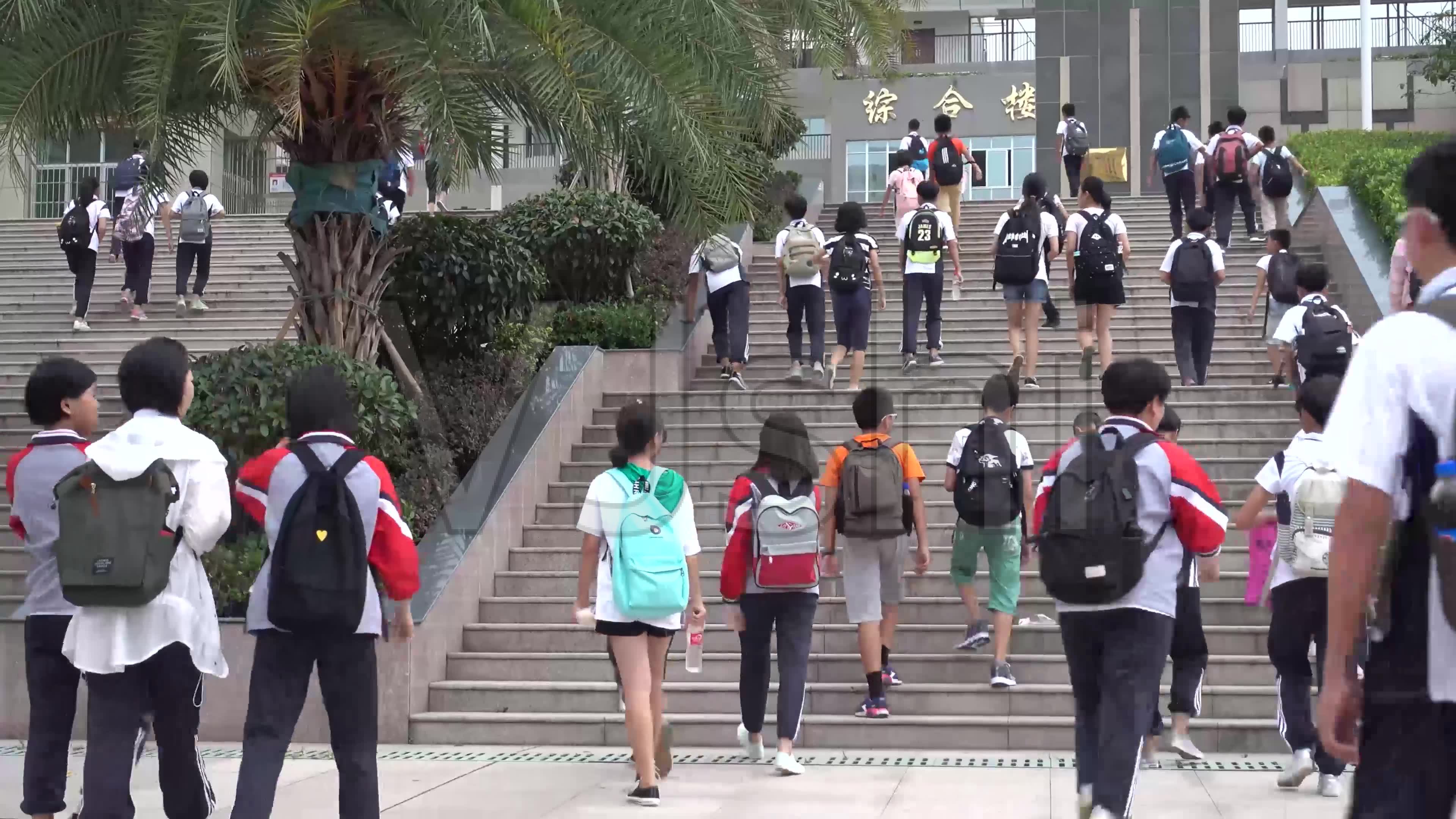 中学生背着书包上学去踏入校门自行车摆放整_3840X2160_高清视频素材下载(编号:1678152)_实拍视频